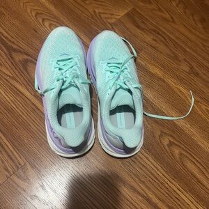 Hoka Clifton 9 size 9 like new!